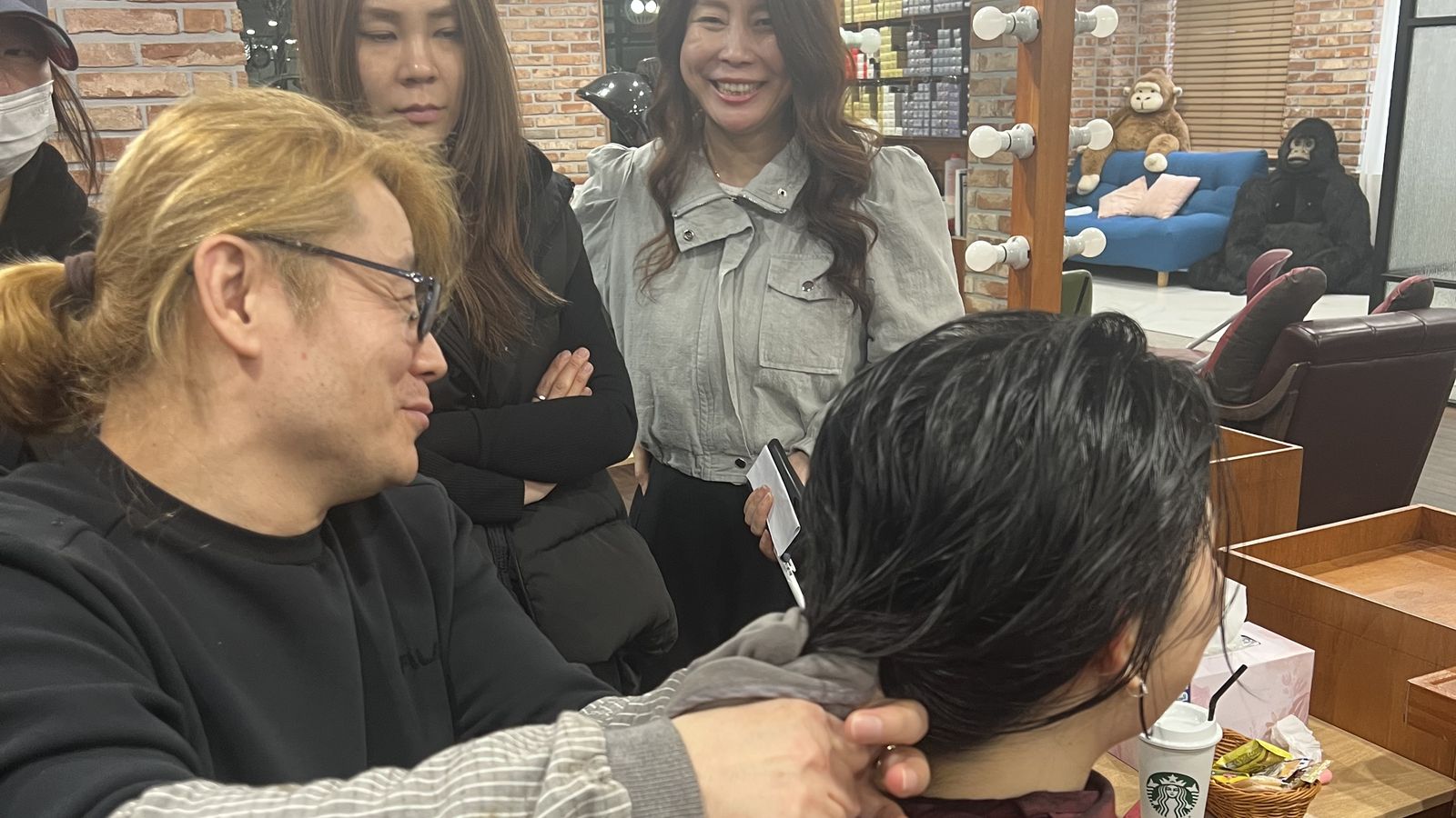 Хон Джихун разбирает технику на модели, MASSTIGE HAIR Academy, Сеул